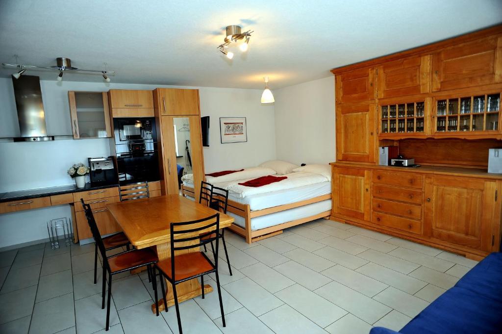 Niros Bed & Breakfast Birsfelden Kamer foto