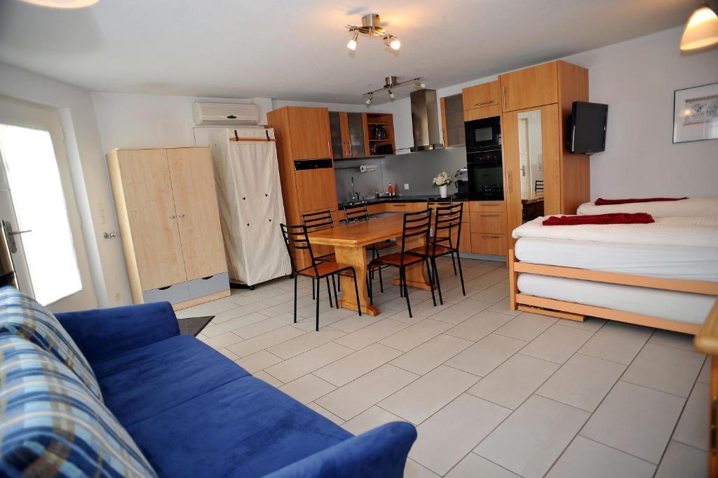 Niros Bed & Breakfast Birsfelden Kamer foto