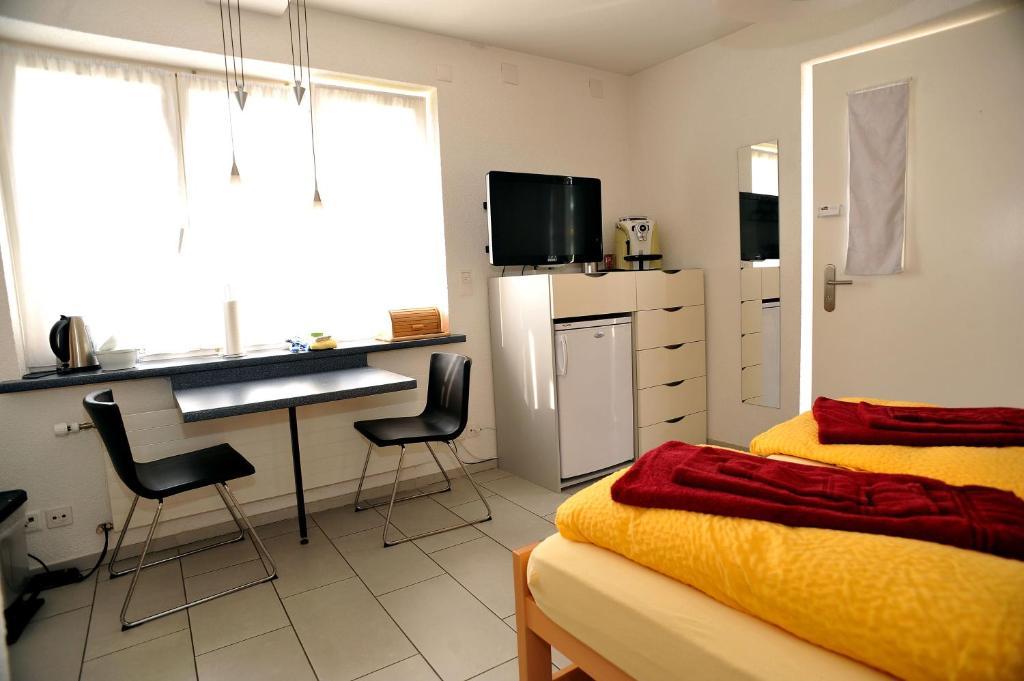Niros Bed & Breakfast Birsfelden Kamer foto
