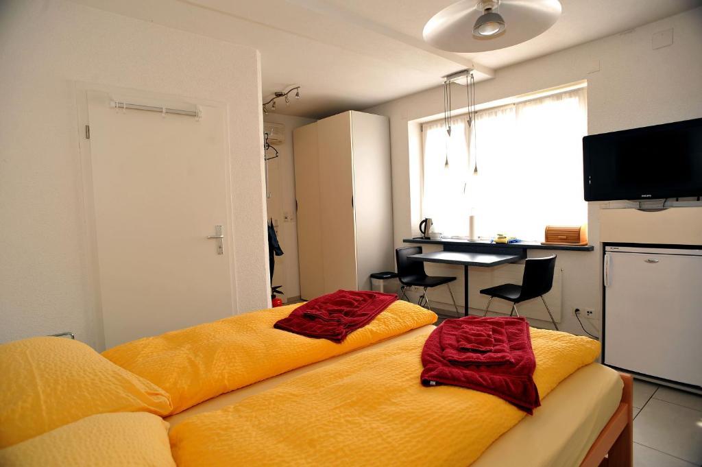 Niros Bed & Breakfast Birsfelden Kamer foto