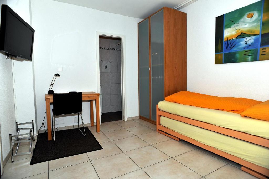 Niros Bed & Breakfast Birsfelden Kamer foto