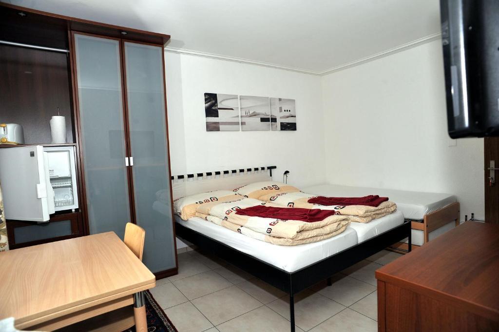 Niros Bed & Breakfast Birsfelden Kamer foto