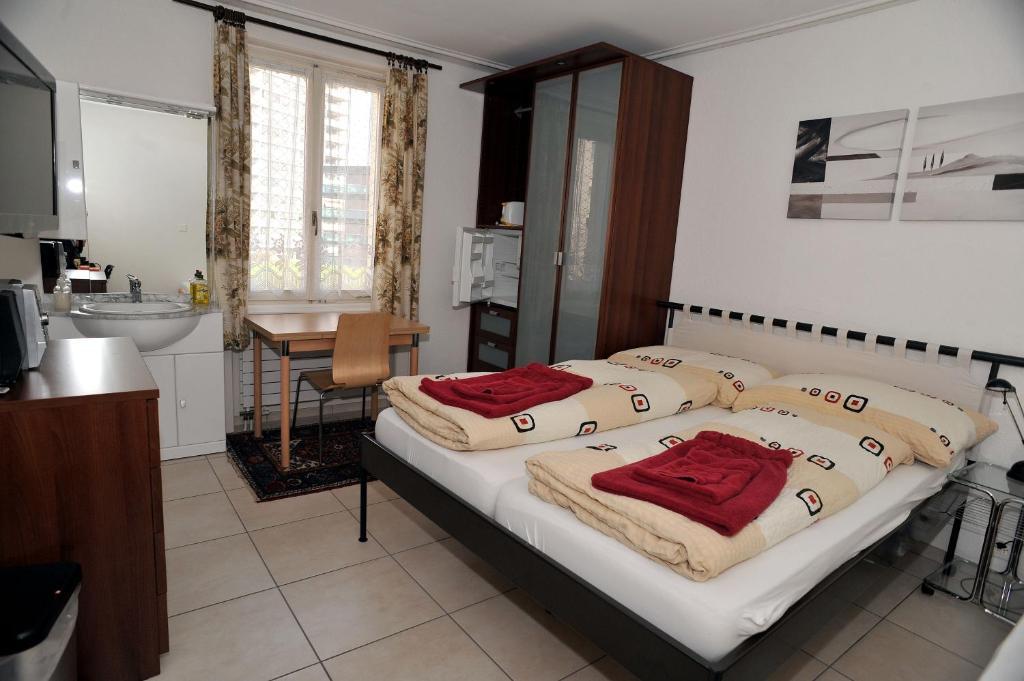 Niros Bed & Breakfast Birsfelden Kamer foto