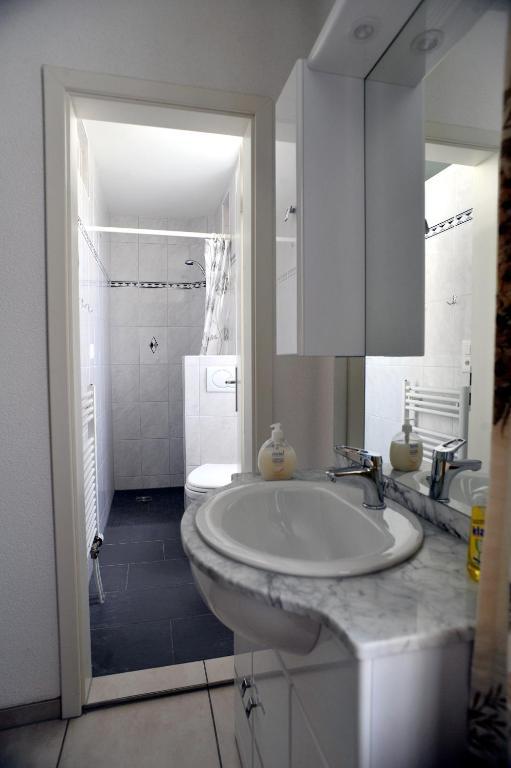 Niros Bed & Breakfast Birsfelden Kamer foto