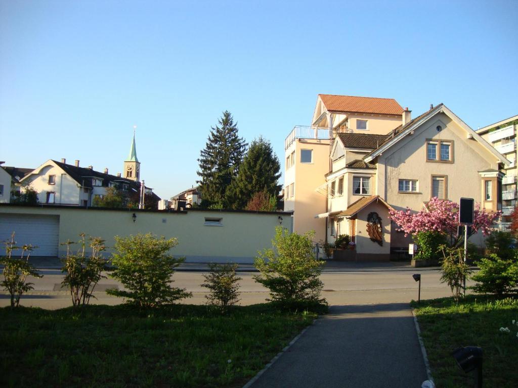 Niros Bed & Breakfast Birsfelden Buitenkant foto